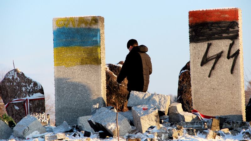 Zdewastowany pomnik upamiętniający Polaków w Hucie Pieniackiej na Ukrainie.