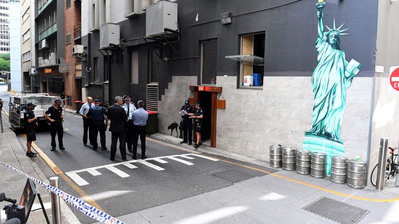 Policja przed barem w Brisbane, w którym doszło do tragedii.