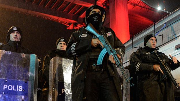 Turecka policja w pobliżu miejsca zamachu.