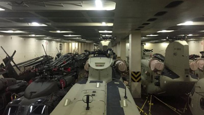 Amerykańskie śmigłowce w ładowniach transportowca.