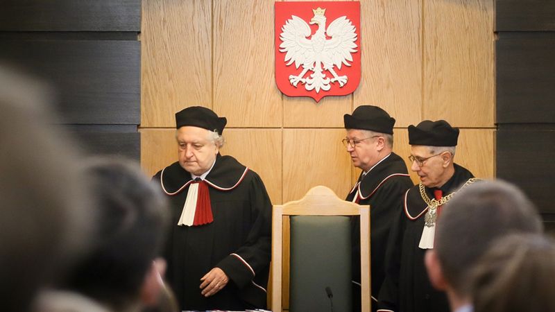 Sędziowie TK - przewodniczący rozprawie Stanisław Rymar), sprawozdawca Andrzej Wróbel oraz prezes TK prof. Andrzej Rzepliński przed ogłoszeniem wyroku.