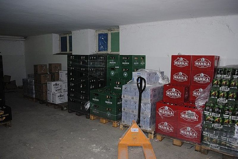 Magazyn z alkoholem, w którym ukrywał się 49-latek.