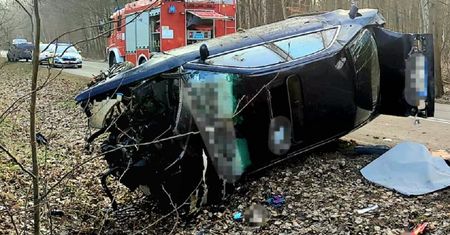 Niebezpieczne wyprzedzanie na DW 809. Samochód wypadł z drogi i uderzył w drzewo