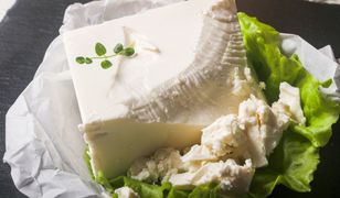 Pieczona z pomidorkami to hit internetu. Co jeszcze można zrobić z wykorzystaniem fety?