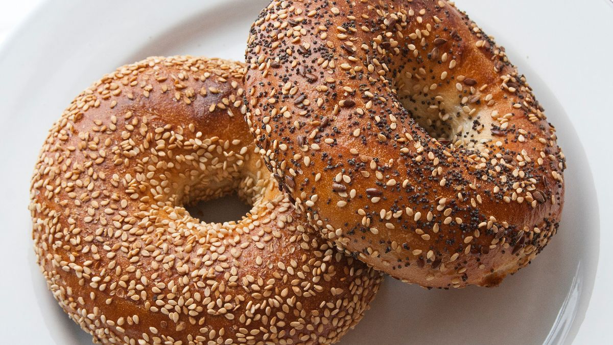 Opiekane bułki (bajgle) z dodatkiem propionianu wapnia (zawierają cebulę, mak, sezam)