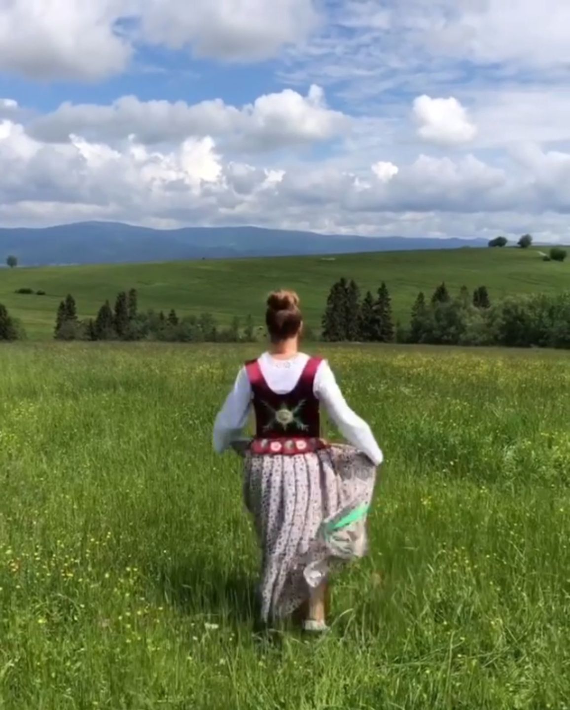 Edyta Górniak tańczy w polu