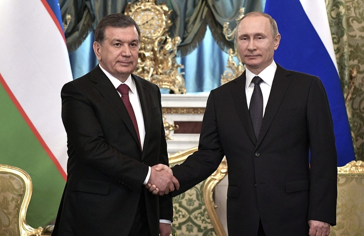 Prezydent Uzbekistanu Szawkat Mirzijojew miał zawsze dobre relacje z prezydentem Rosji Władimirem Putinem. Kraj jednak potępił wojnę w Ukrainie, a w piątek zadeklarował, że da ochronę zbiegłym przed poborem Rosjanom