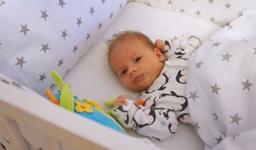 Rodzice maltretowali niemowlę. Przerażający akt oskarżenia w Toruniu