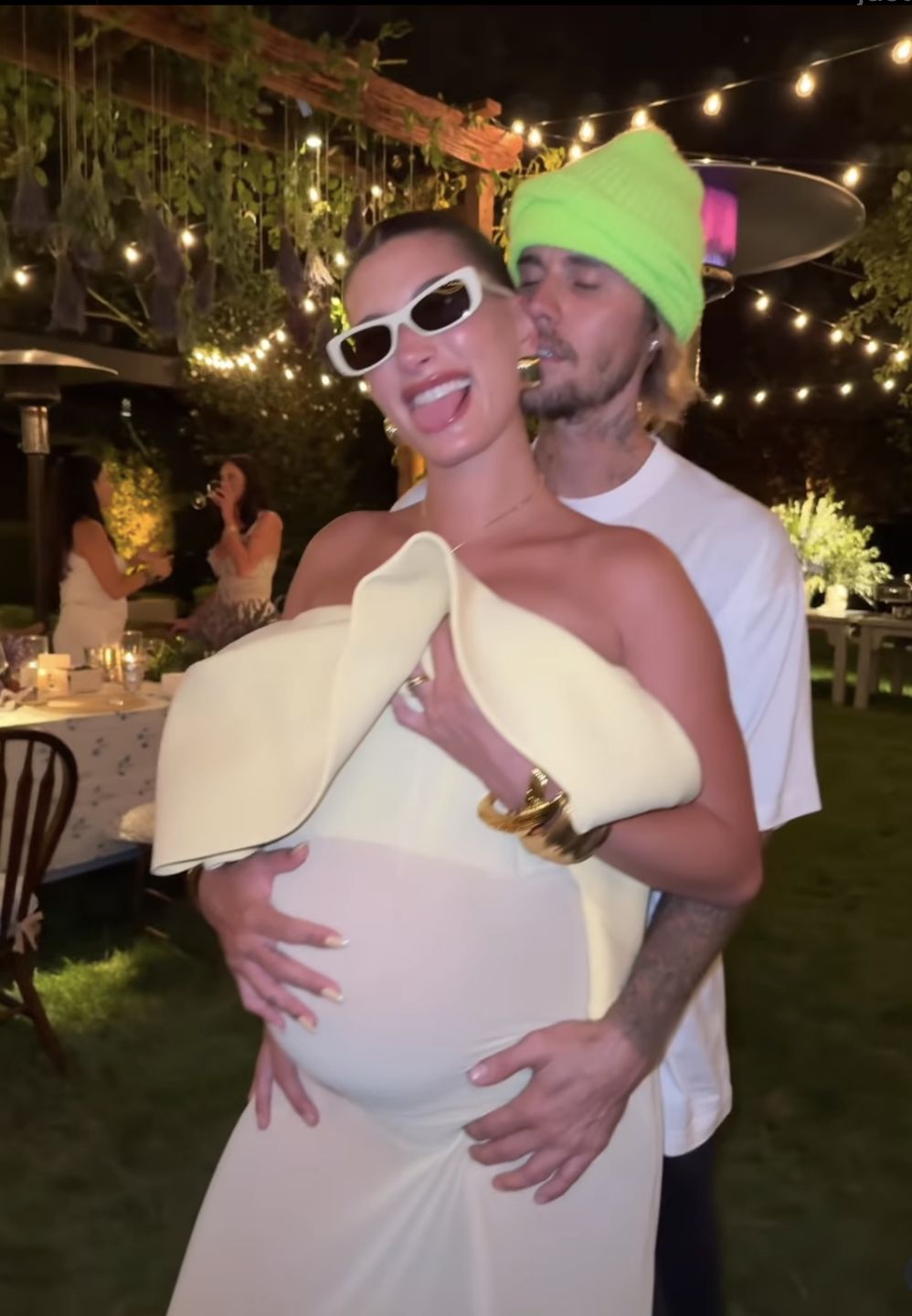 Hailey Bieber eksponuje brzuch w objęciach Justina Biebera