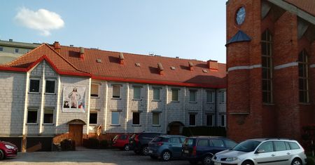 Akademik bezpośrednio przy kościele? Mieszkańcy i parafianie oburzeni
