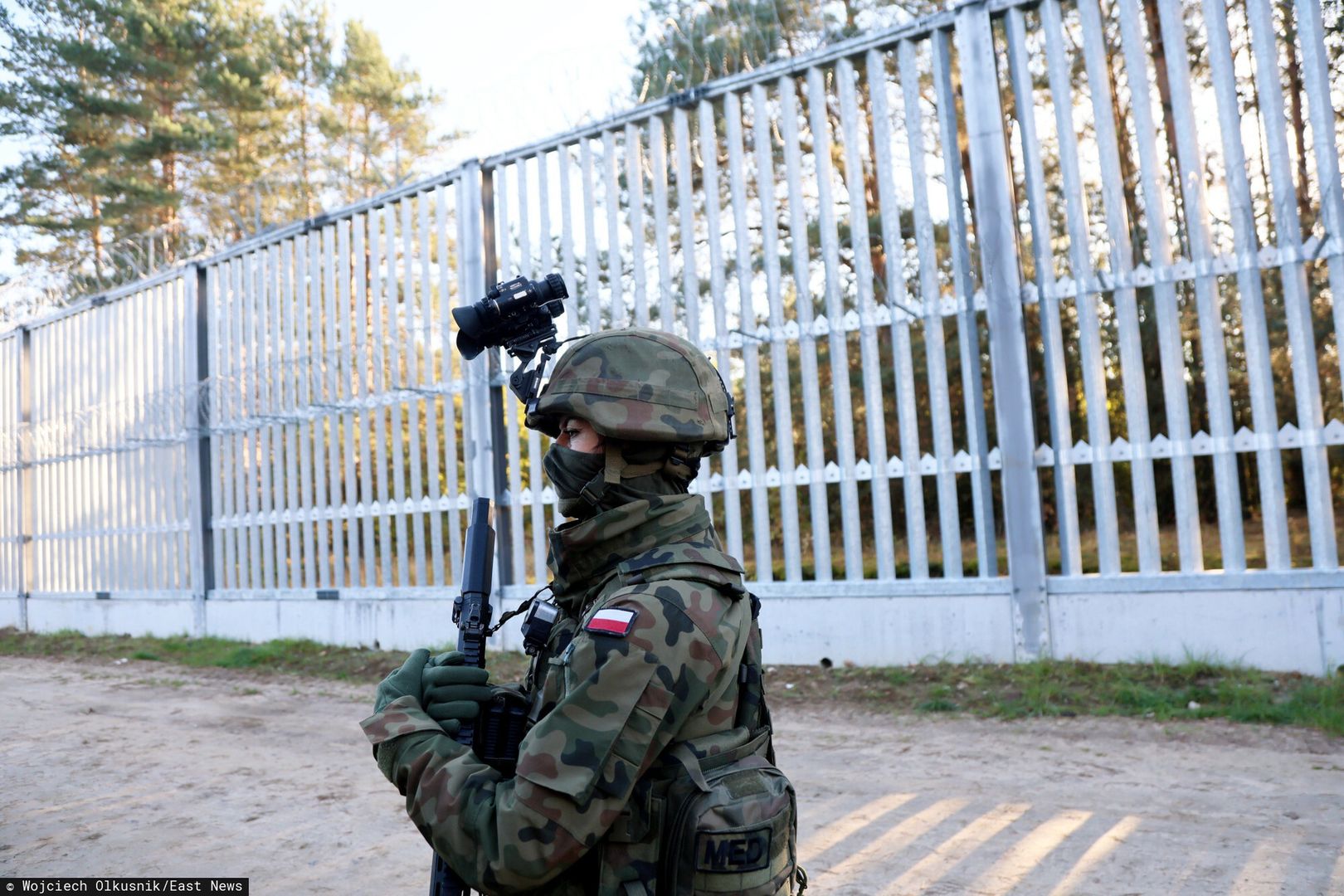 Przewieźli rodzinę migrantów. Odpowiedzą przed sądem