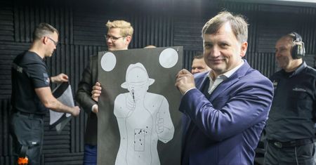 "Kuriozalne teorie". Ludzie Zbigniewa Ziobry o "aferze pistoletowej"