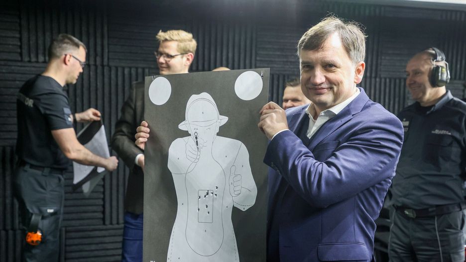 Zbigniew Ziobro na strzelnicy 