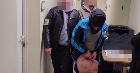 Agresywny mężczyzna uderzał i gryzł policjantów podczas zatrzymania. Ma na koncie uszkodzenie dwóch aut i groźby karalne