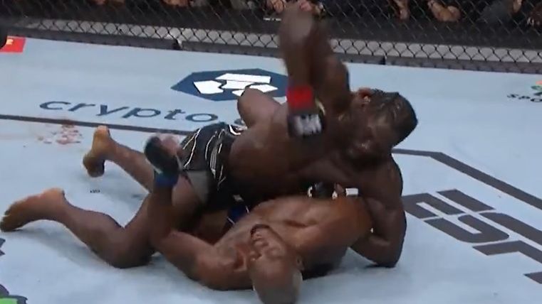 Twitter / Jared Cannonier rozbił Dereka Brunsona na UFC 271