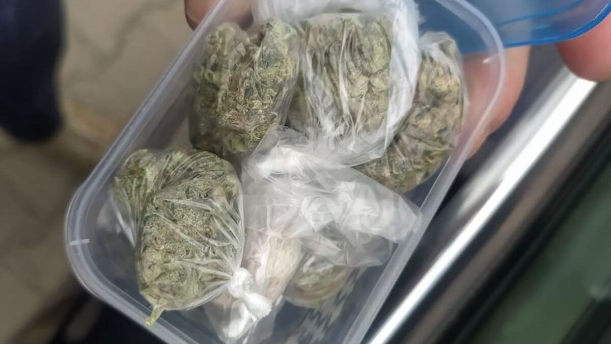 Marihuana i dopalacze w zatrzymanym przez policjantów samochodzie