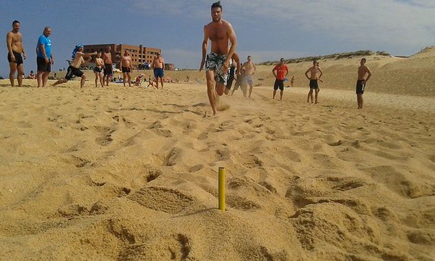 Polscy siatkarze trenujący na plaży w Capbreton (fot: Facebook - Polska Siatkówka)