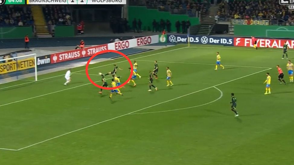 Jakub Kamiński strzela pierwszego gola dla Wolfsburga