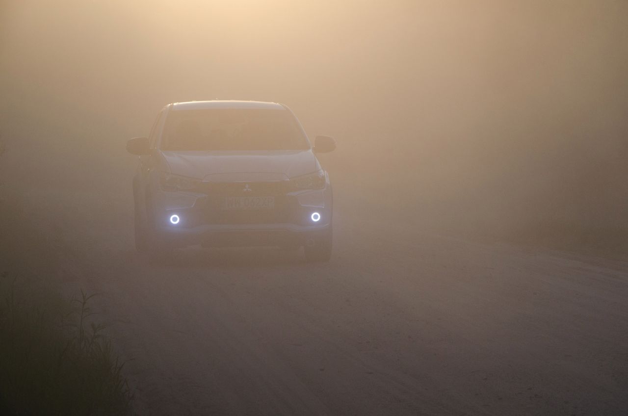 Sytuacja tuż po przejeździe auta drogą szutrową z prędkością 80 km/h. Praktycznie niczego nie widać.