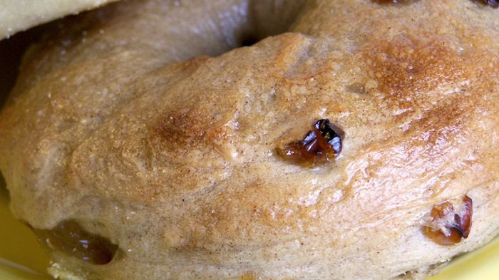 Opiekane bułki (bajgle) z cynamonem i rodzynkami