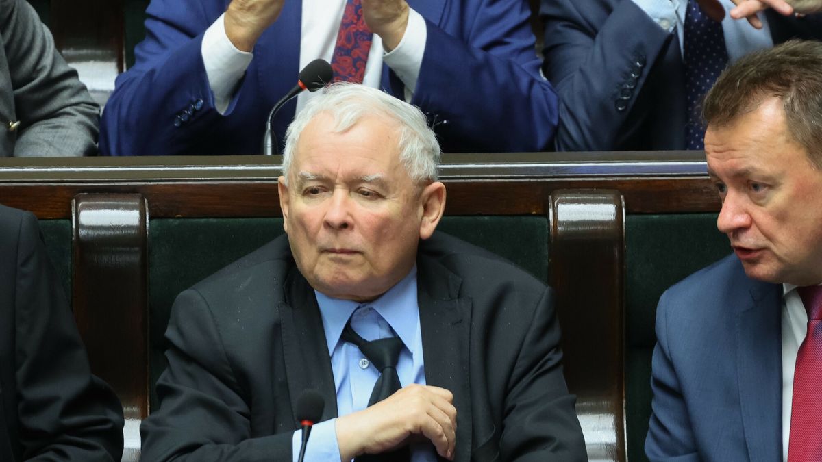 Prezes PiS Jarosław Kaczyński (z lewej) i szef MON Mariusz Błaszczak (z prawej)