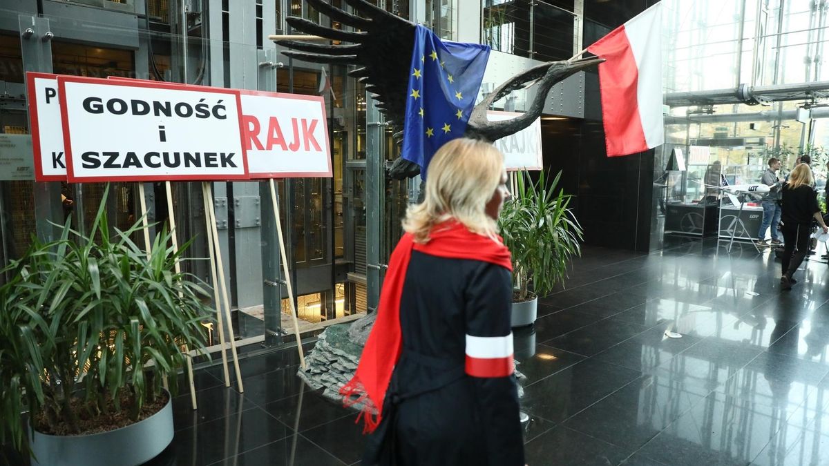 Zaostrza się konflikt między zarządem LOT-u a związkowcami. Strajk przybiera na sile