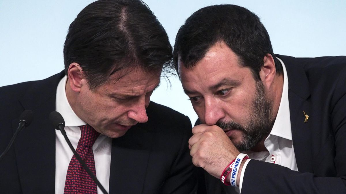Premier Giuseppe Conte i szef MSW Matteo Salvini podczas konferencji prasowej 20 października.