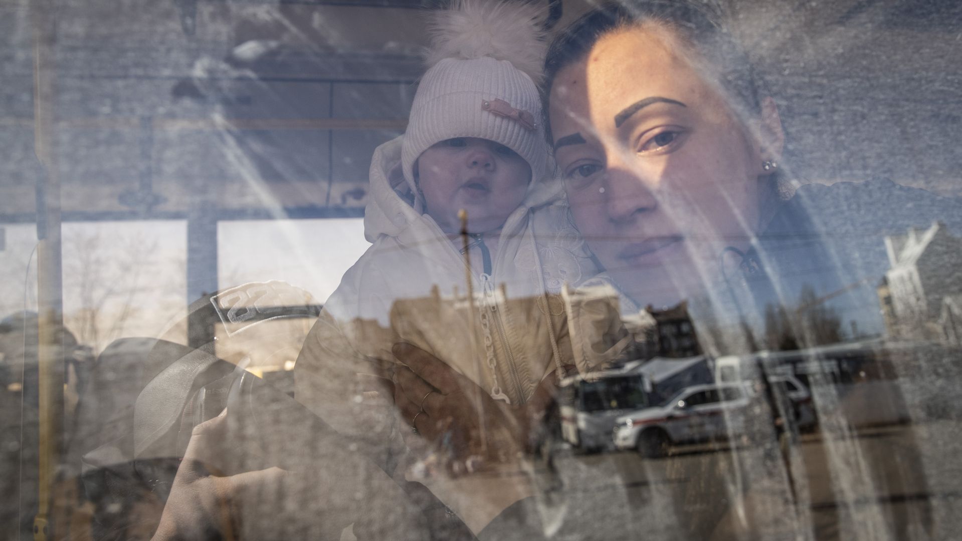 Matka z córką opuszczają Kijów. 10 marca 2022 roku 