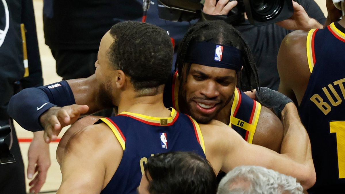 PAP/EPA / JOHN G. MABANGLO / Na zdjęciu: Stephen Curry i Buddy Hield