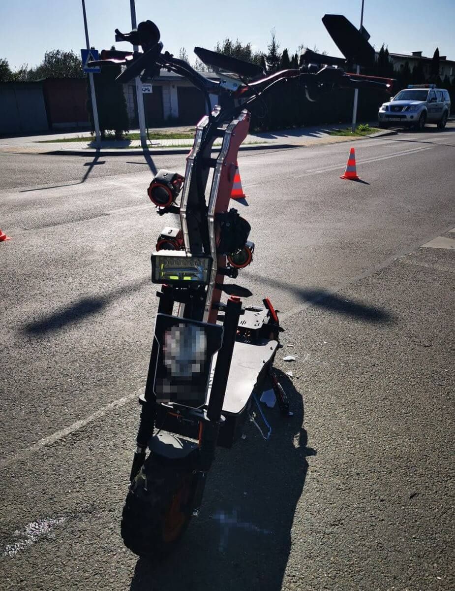 Hulajnoga elektryczna po wypadku z udziałem samochodu