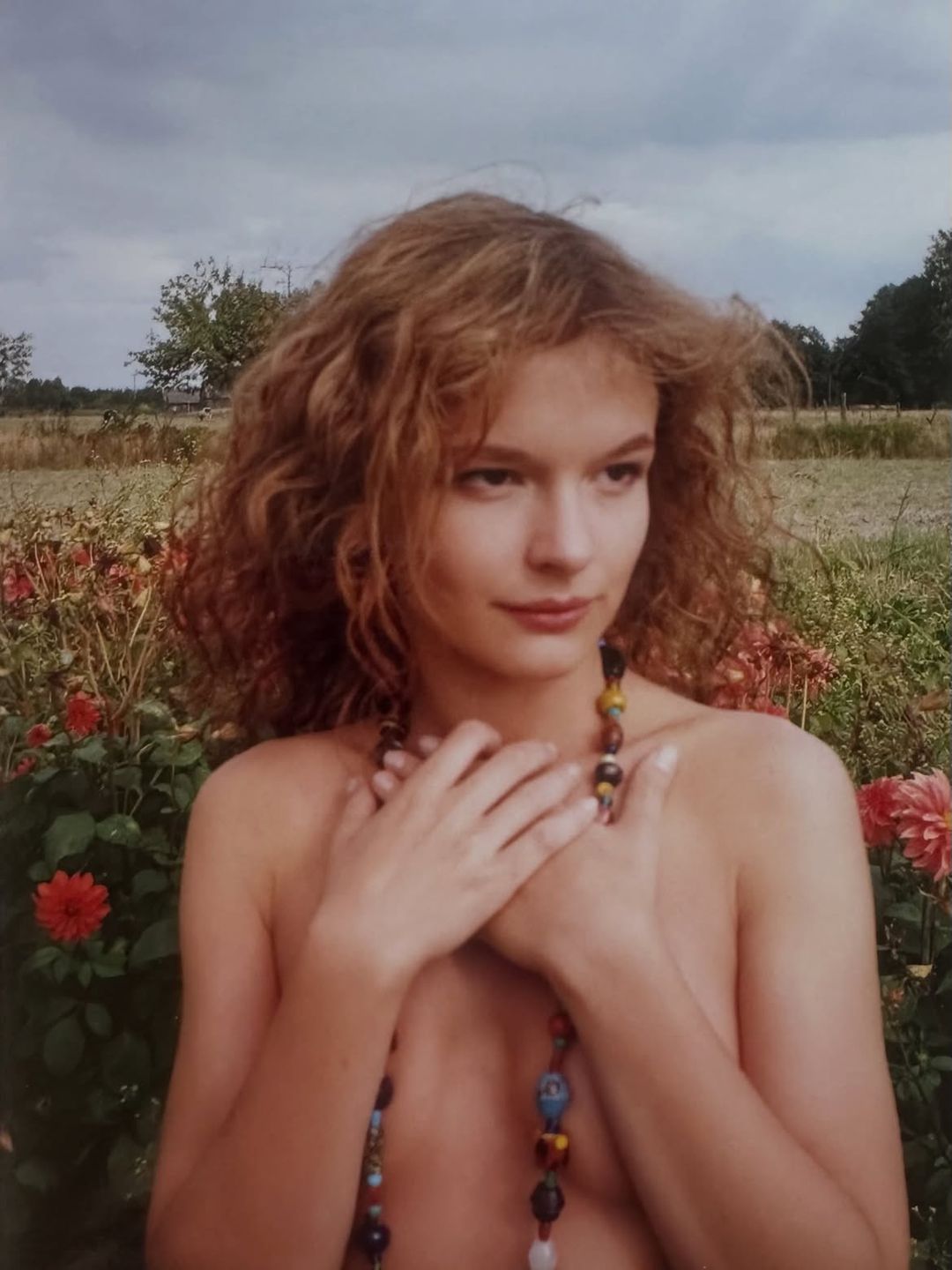 Dominika Ostałowska topless wśród kwiatów