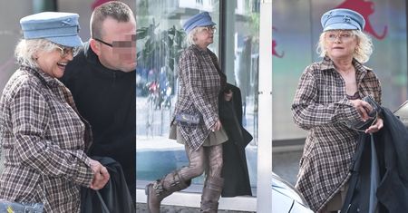 Katarzyna Figura wystroiła się w mini i pognała po kosmetyki. Też strzelilibyście sobie z nią fotkę? (ZDJĘCIA)