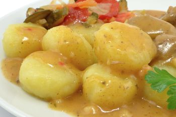 Zamiast wyrzucać do kosza robię z nich pyszne kluski. Oblewam sosem i mam gotowy obiad