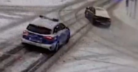Król ręcznego "driftował na śniegu". Uderzył w niego radiowóz