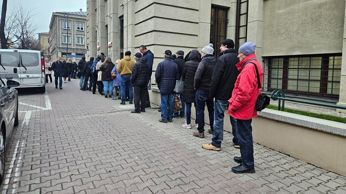 Kolejka przed oddziałem NBP w Lublinie