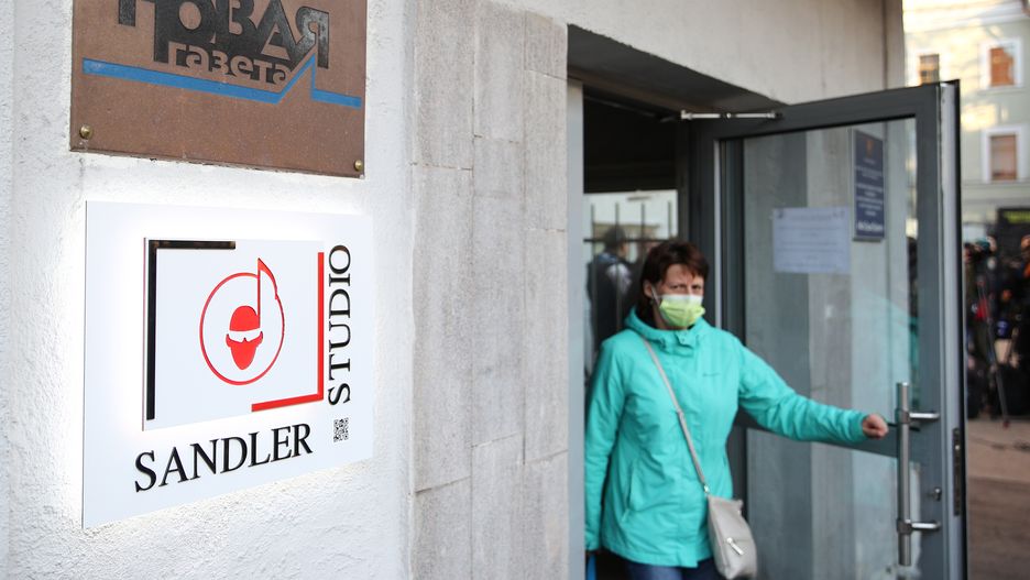 MOSCOW, RUSSIA - OCTOBER 8, 2021: A woman leaves the headquarters of the Novaya Gazeta newspaper. The Nobel Peace Prize 2021 has been awarded to Novaya Gazeta newspaper editor-in-chief Dmitry Muratov of Russia and Rappler CEO, journalist Maria Ressa of the Philippines. Sergei Bobylev/TASS (Photo by Sergei Bobylev\TASS via Getty Images)
