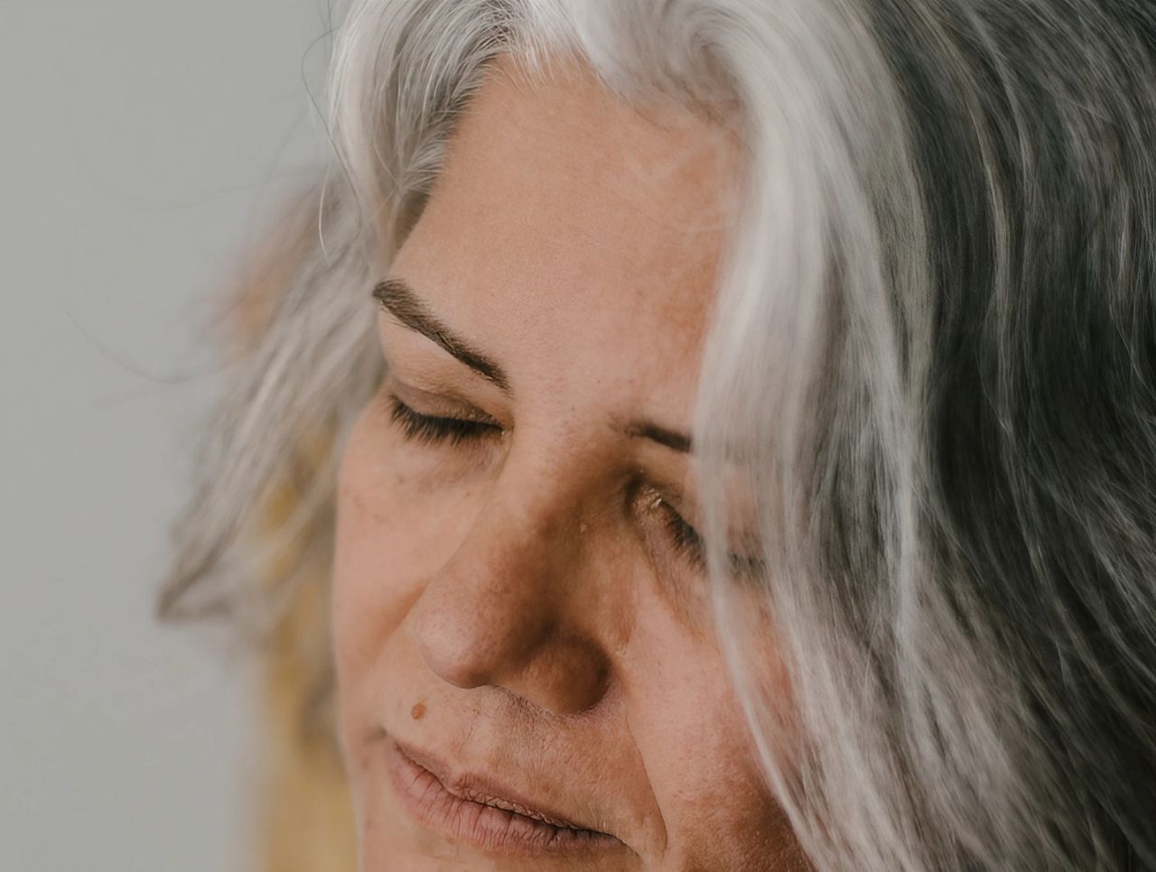 Siwe włosy mogą świadczyć o obronie przed rakiem. Wskazują badania z Tokio