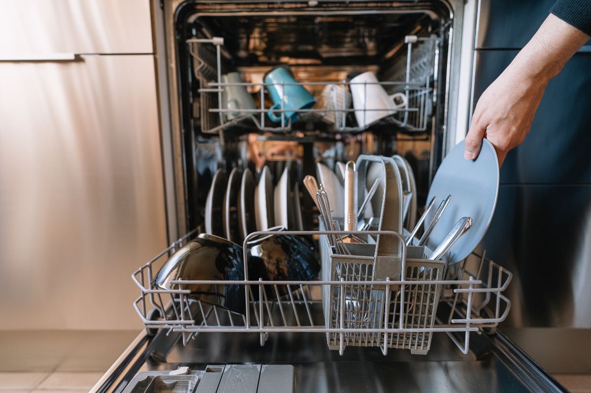What to do when the dishwasher doesn't clean the dishes properly?