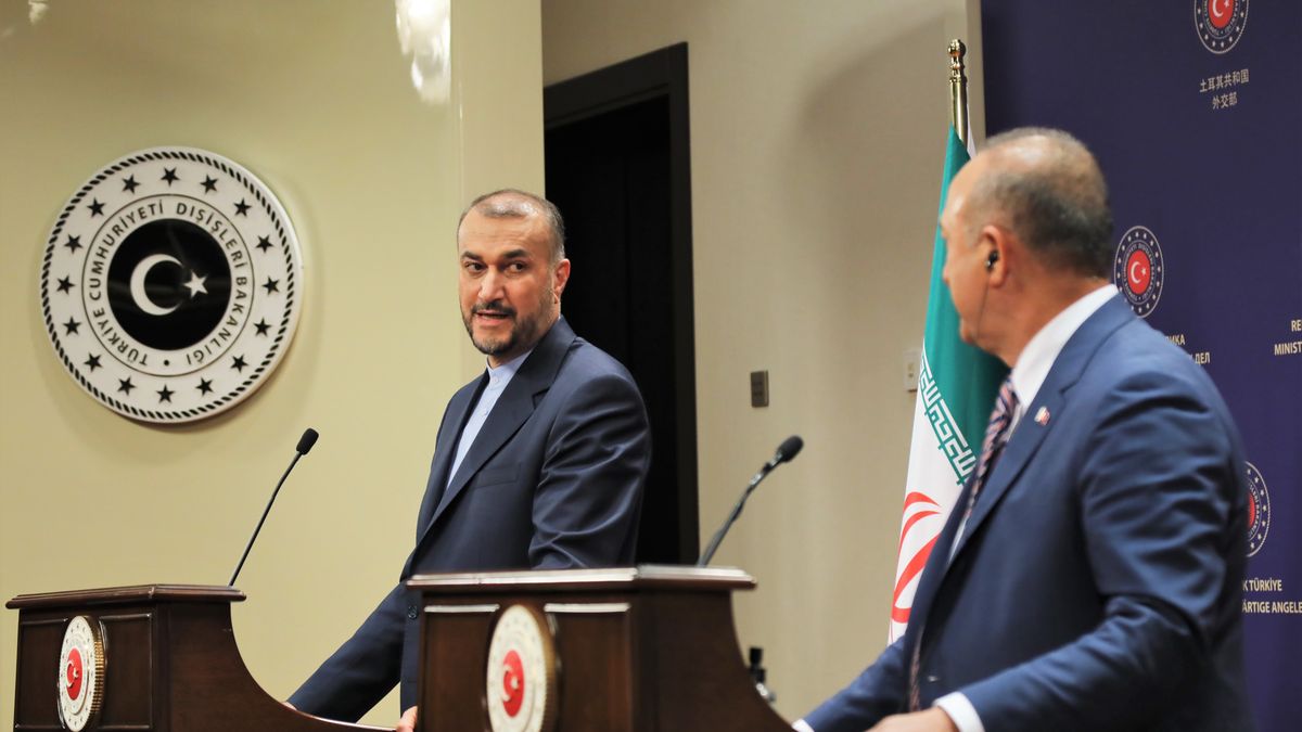 A handout photo made available by the Iranian foreign ministry shows, Turkish Foreign Minister Mevlut Cavusoglu (R) talks to Iranian Foreign Minister Hossein Amir-Abdollahian (L) during a joint press conference in Ankara, Turkey, 27 June 2022. EPA/IRANIAN FOREIGN MINISTRY HANDOUT EDITORIAL USE ONLY/NO SALES Dostawca: PAP/EPA.