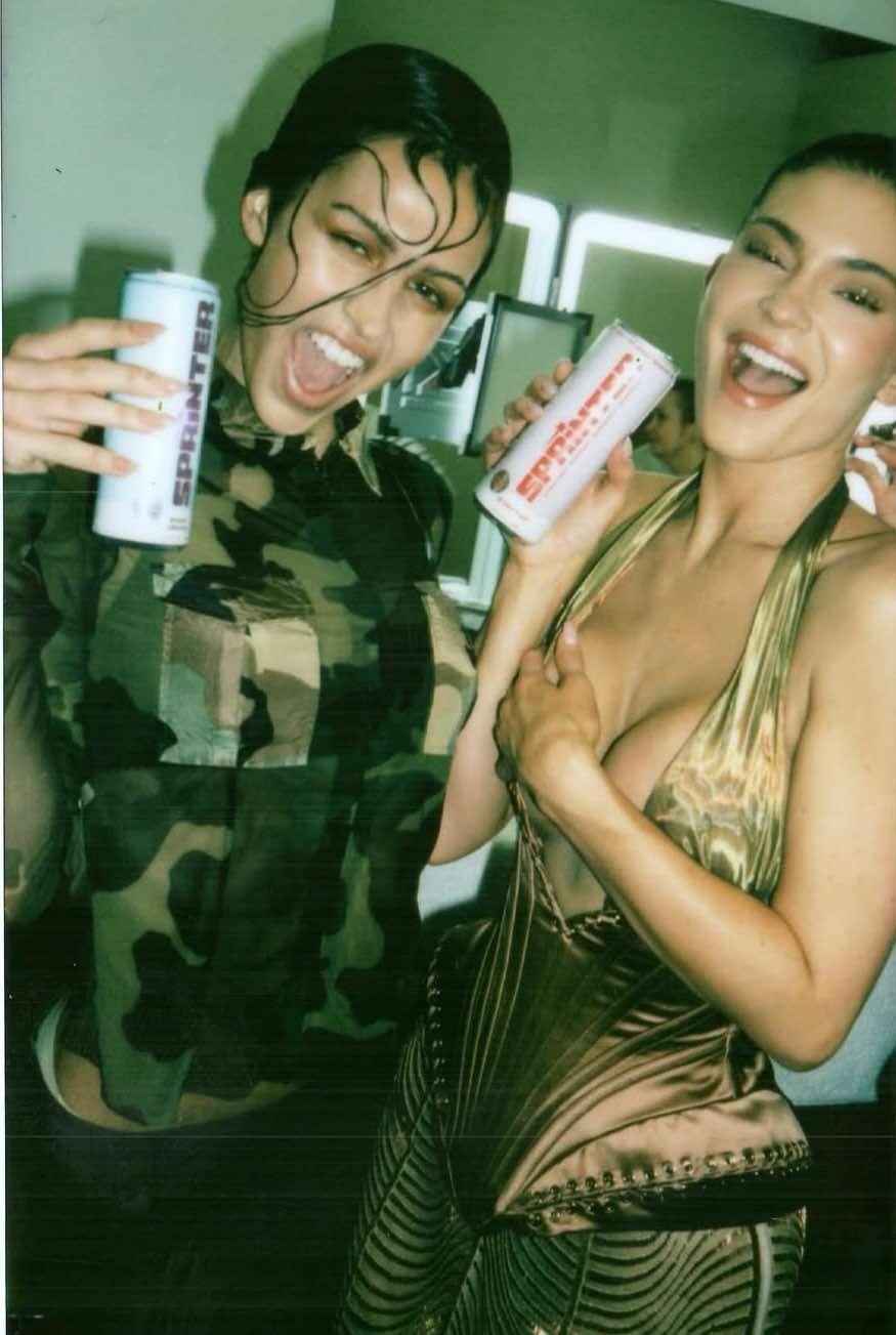 Kylie Jenner szokuje stylizacją na paryskim pokazie