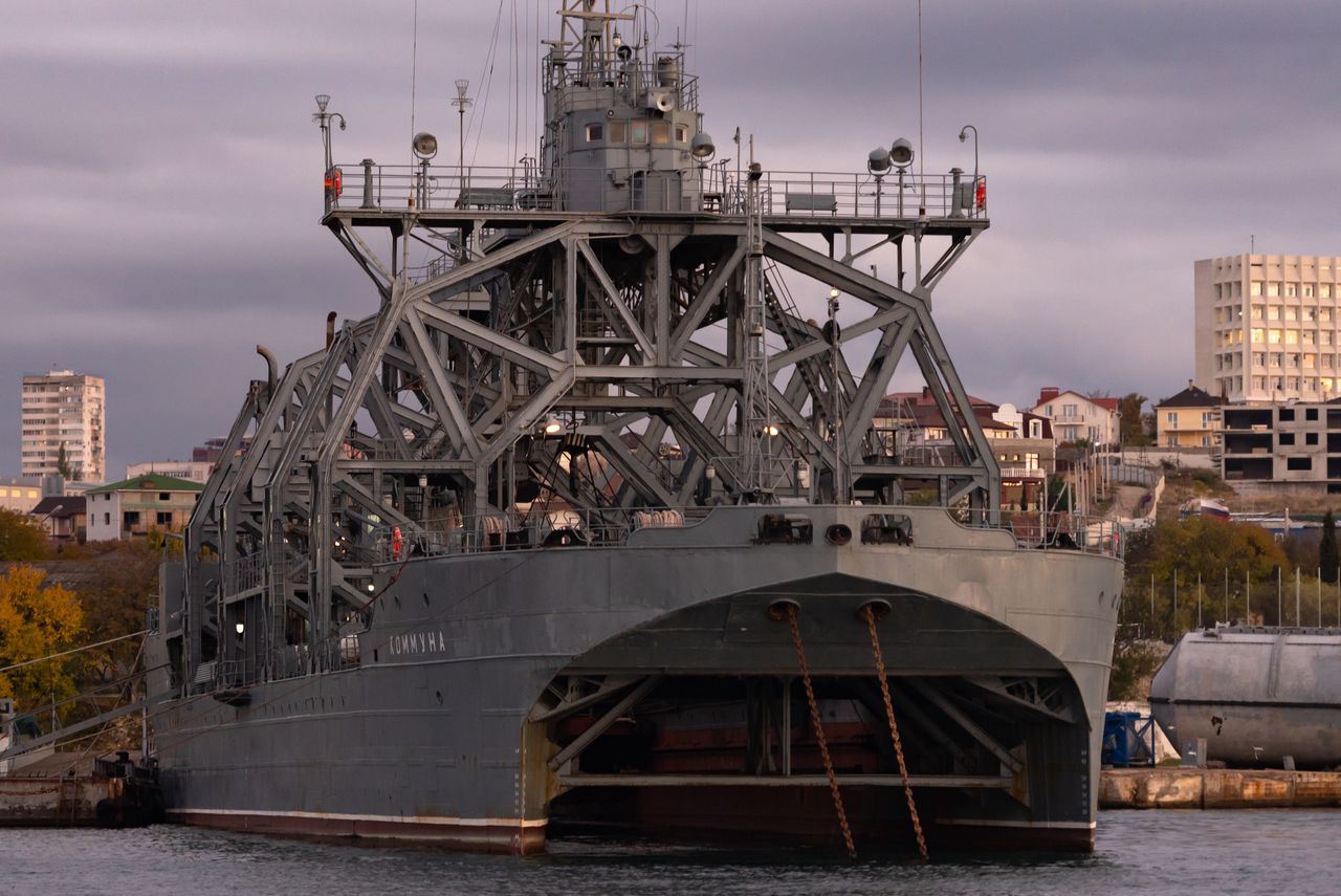 Ukrainian Navy strikes oldest active warship, the Kommuna, in a historic attack