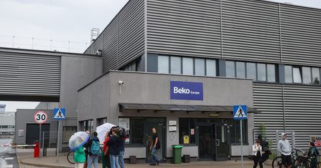 Pracownicy Beko chodzą w czarnych koszulkach. "Szok" w polskiej fabryce