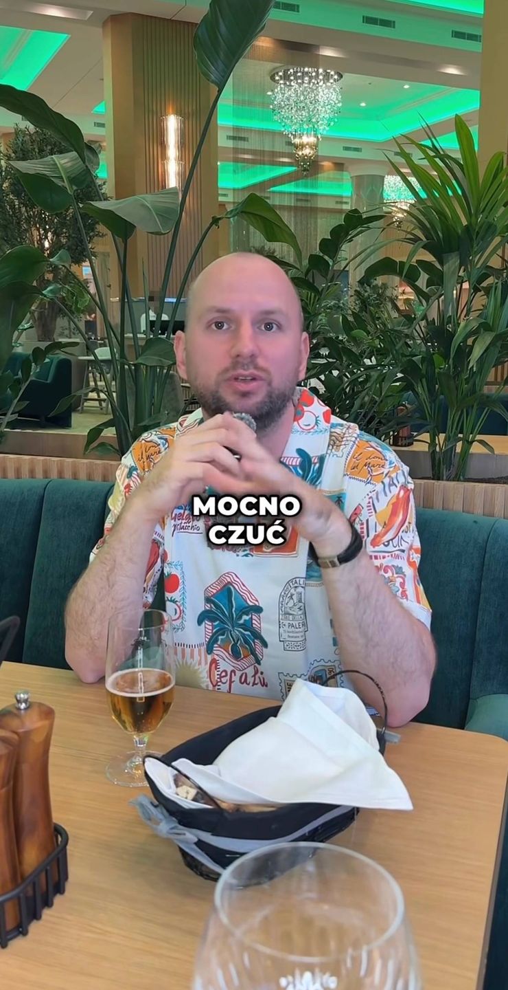 Influencer ocenia restaurację w hotelu 