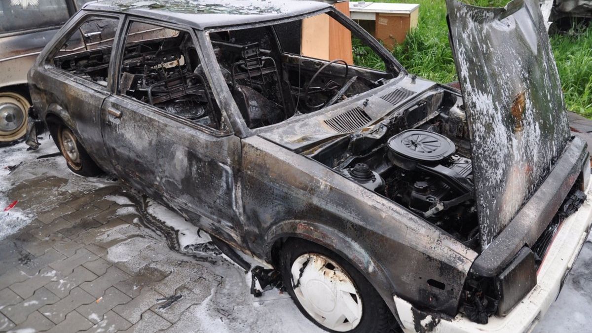 Jeden ze zdewastowanych samochodów