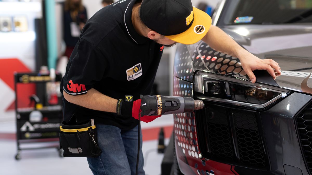 Oklejanie aut jest coraz popularniejsze. Po wymianie felg to najczęściej wykonywany zabieg zmiany wyglądu samochodu.