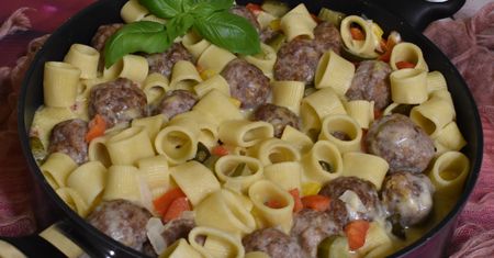 Makaron z mięsnymi kuleczkami. Rodzina pokocha ten przepis