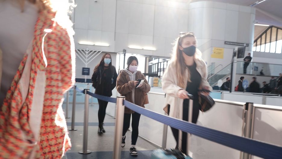 TemporaryNEWARK, NEW JERSEY - NOVEMBER 24: People travel through Newark Liberty International Airport the day before the Thanksgiving holiday on November 24, 2021 in Newark, New Jersey. Across the country, Americans are once again traveling this holiday season despite upticks of Covid-19 cases in many states. Crowds at many airports are almost at pre-pandemic levels.   Spencer Platt/Getty Images/AFP == FOR NEWSPAPERS, INTERNET, TELCOS & TELEVISION USE ONLY ==SPENCER PLATT