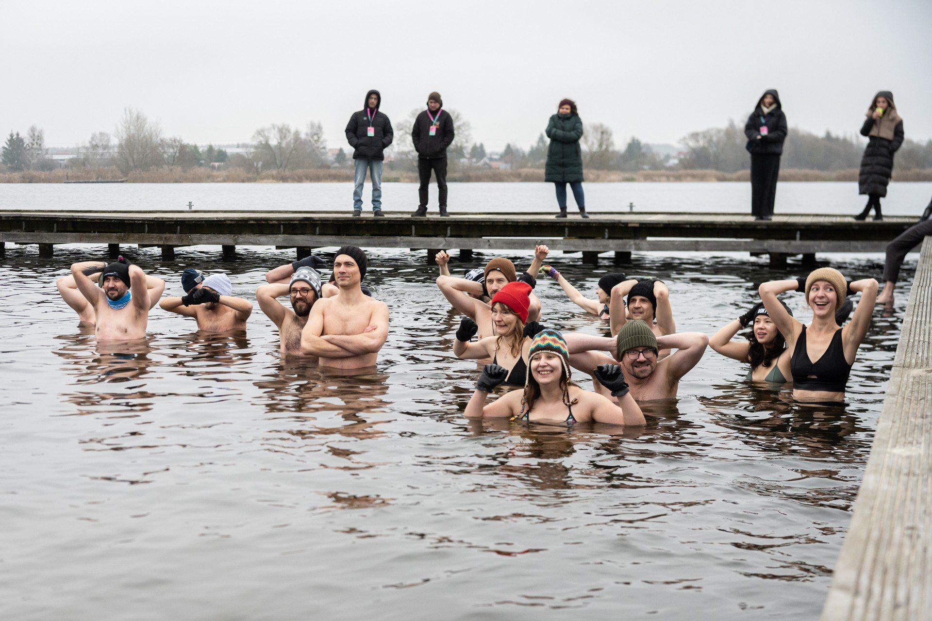 Uczestnicy ŻUBROFFKA podczas morsowania