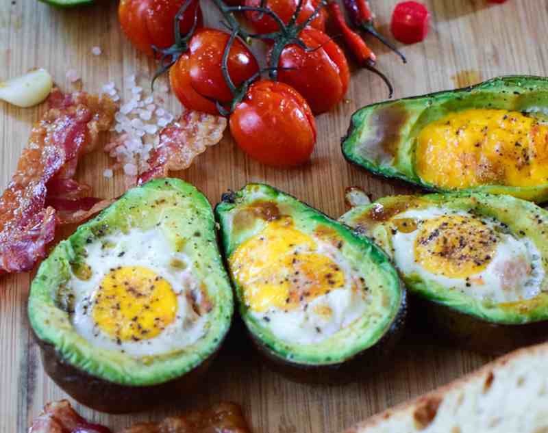 Awokado zapiekane z jajami oraz bajgiel z guacamole i boczkiem