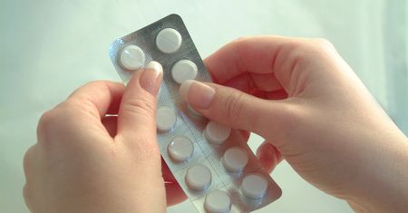 Farmaceuta ostrzega. Zakazany na kacu. Nie bierz, nawet gdy głowa pęka